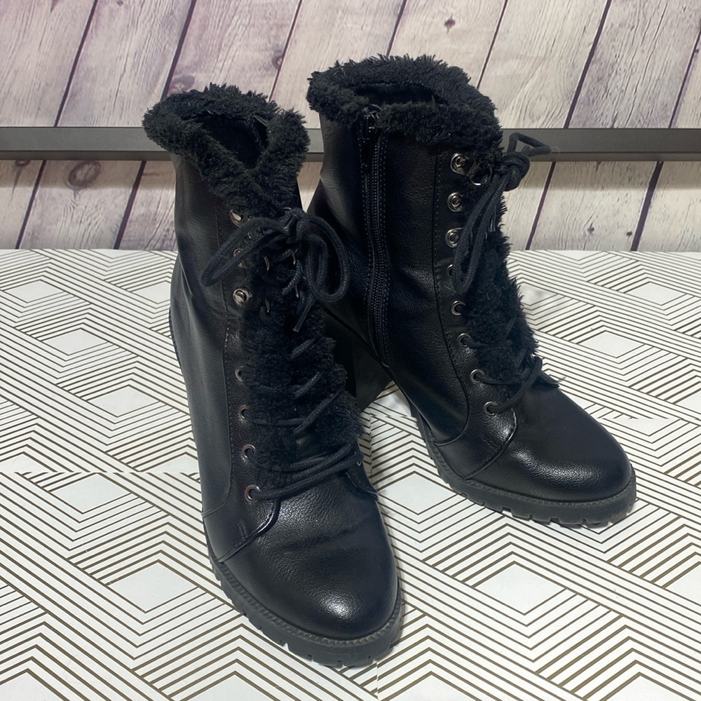Express boots in black